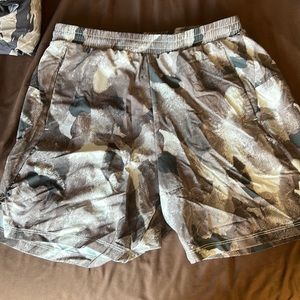 9” Training shorts in cream/brown/black camo